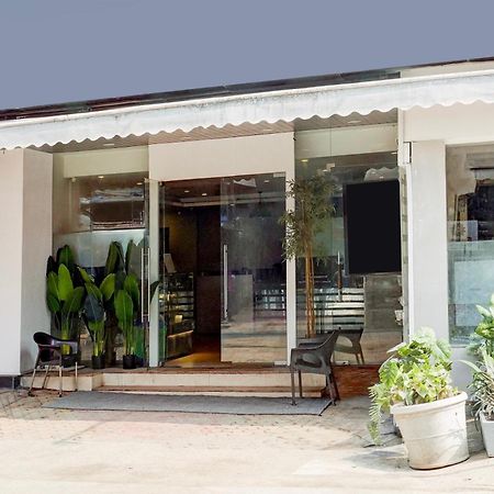 Super Townhouse Khar The Unicontinental Hotel Mumbai Bagian luar foto
