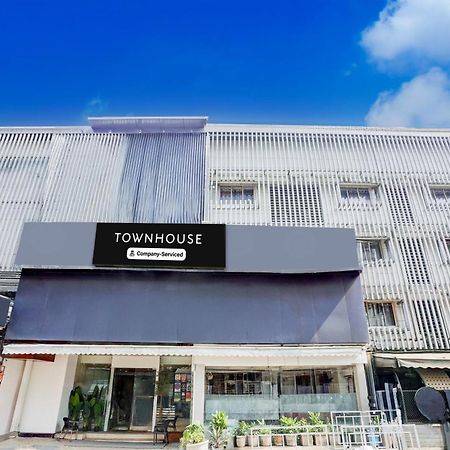 Super Townhouse Khar The Unicontinental Hotel Mumbai Bagian luar foto