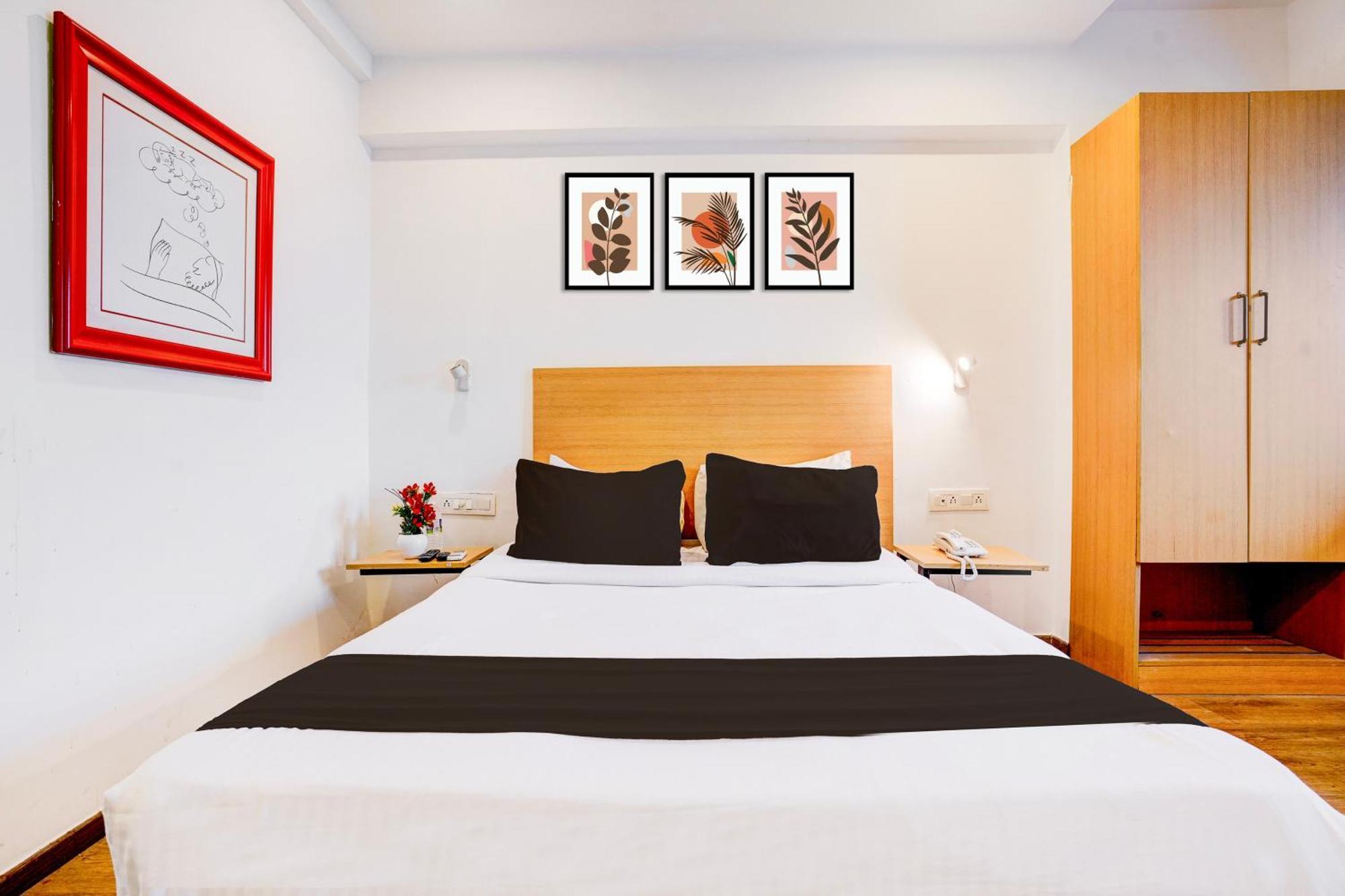 Super Townhouse Khar The Unicontinental Hotel Mumbai Bagian luar foto