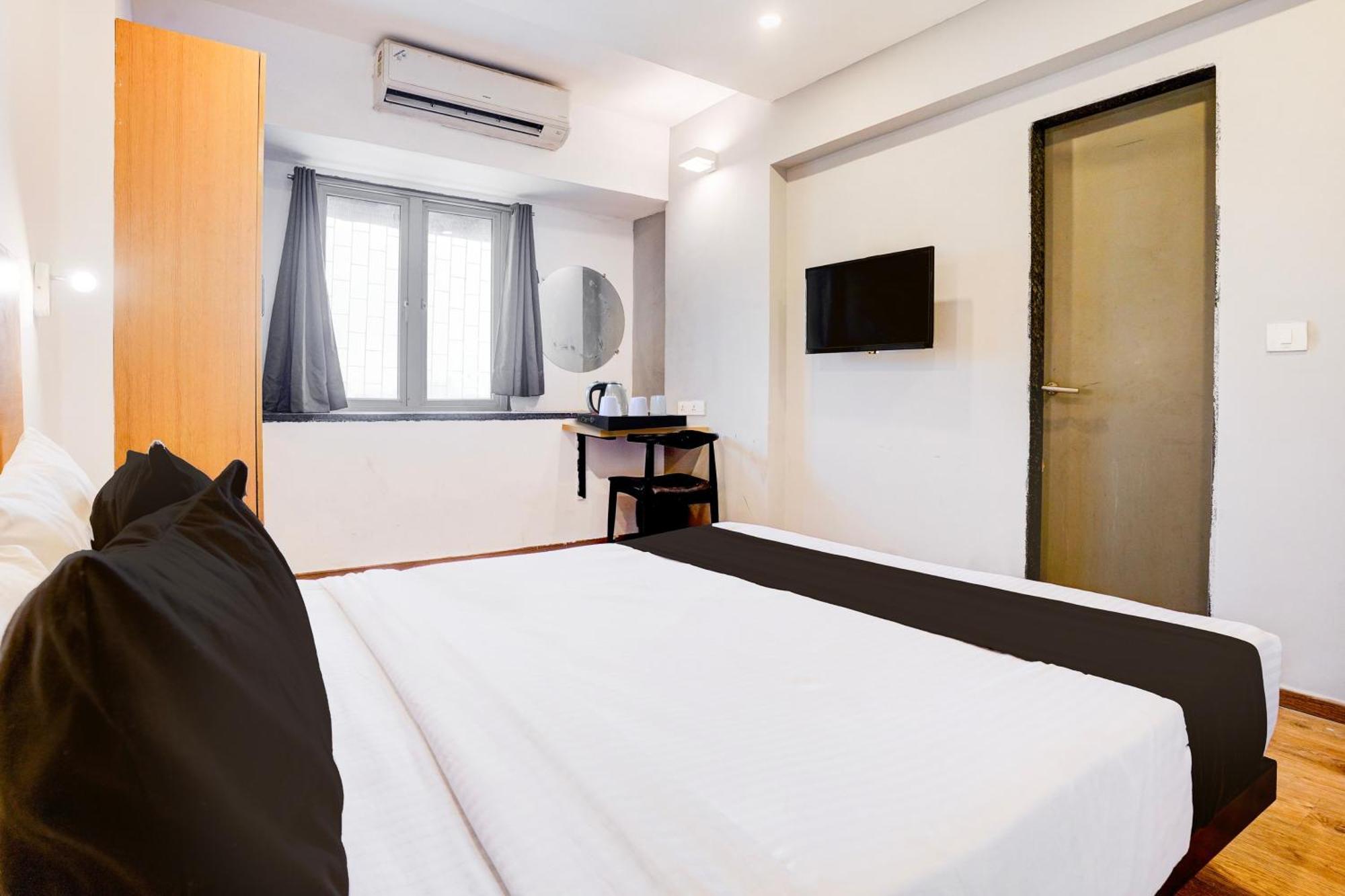 Super Townhouse Khar The Unicontinental Hotel Mumbai Bagian luar foto