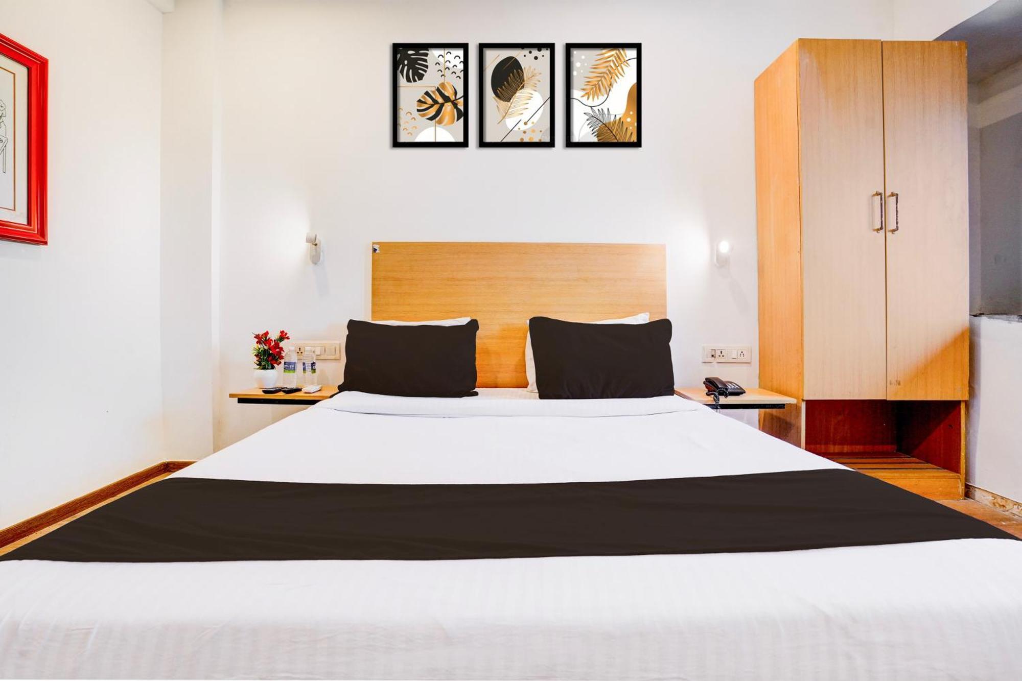 Super Townhouse Khar The Unicontinental Hotel Mumbai Bagian luar foto
