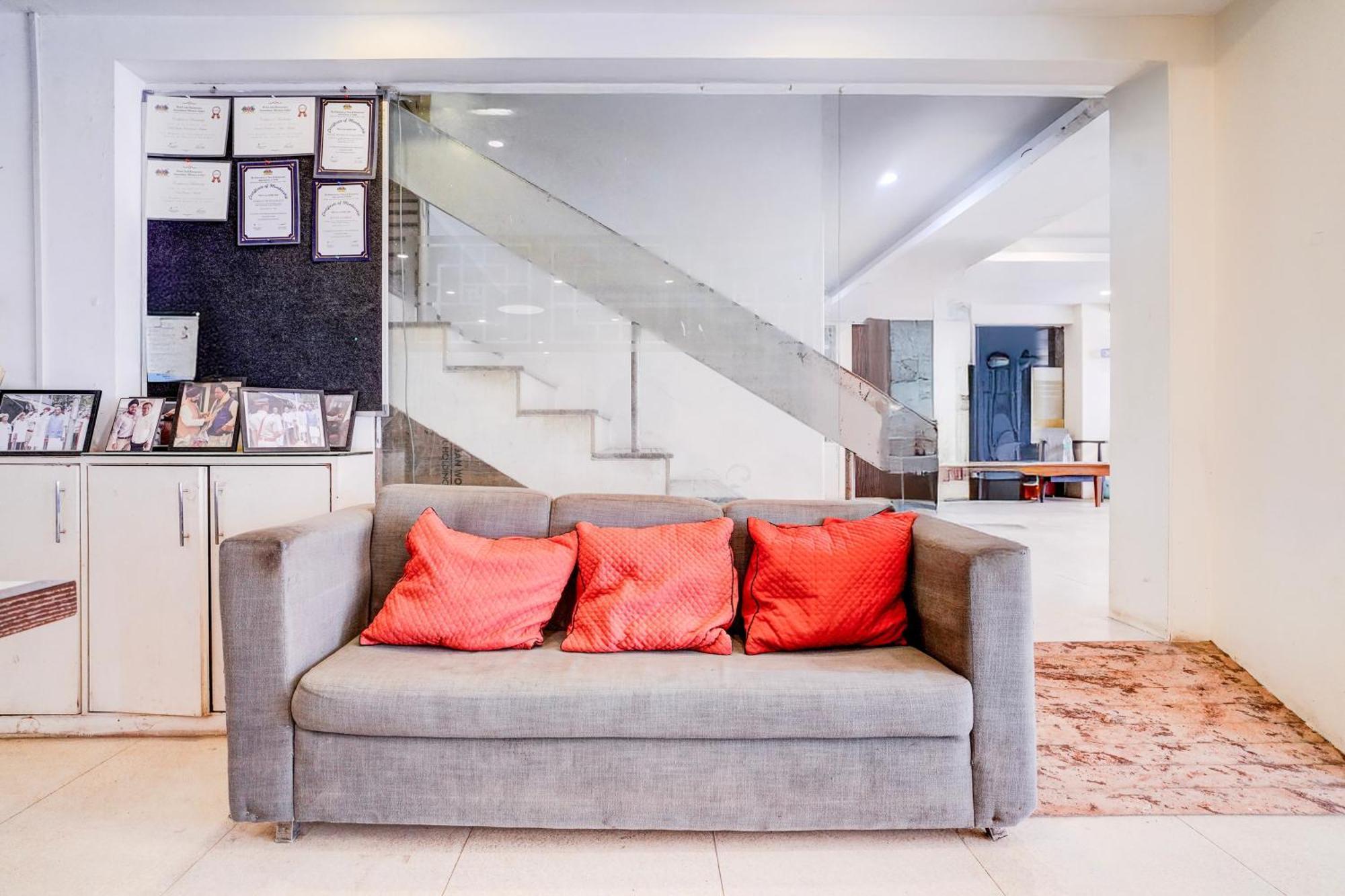 Super Townhouse Khar The Unicontinental Hotel Mumbai Bagian luar foto