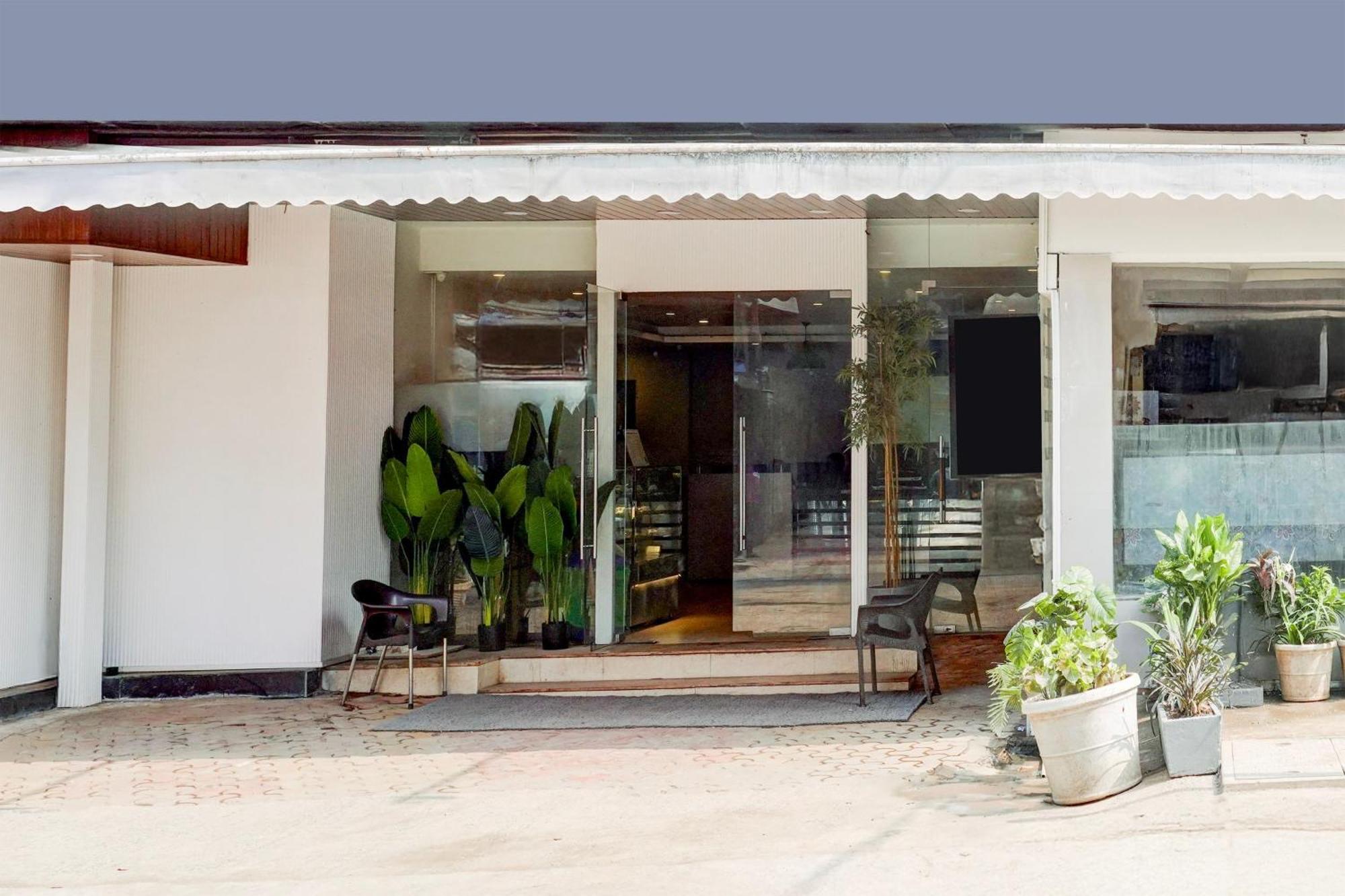 Super Townhouse Khar The Unicontinental Hotel Mumbai Bagian luar foto